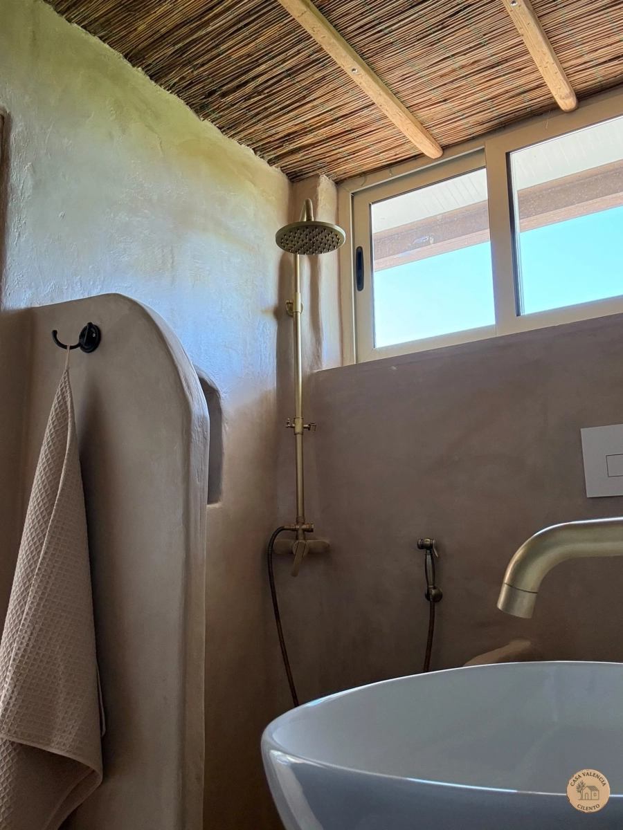 Walk-in shower with Mediterranean tiles, Casa Valencia
